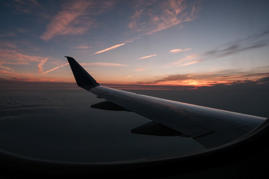 Aereo in volo al tramonto verso nuove destinazioni